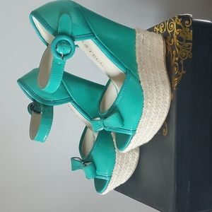 Kiss and tell wedges